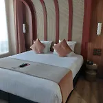サシャ パリ