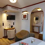 サシャ ホテル 4*